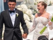 ¡Perrie Edwards y Alex Oxlade-Chamberlain están casados! La cantante sorprendió con un elegante vestido de encaje blanco mientras se casaba con el futbolista en una glamorosa ceremonia en Portugal.