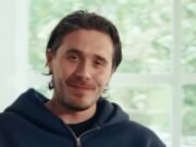 Brooklyn Beckham vende a su familia: la estrella sonriente habla efusivamente de sus padres en una nueva publicación llena de fotos patrocinadas por el servicio de entrega de comida rápida
