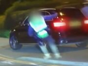 Mercedes casi atropella a un peatón durante una persecución policial a 100 mph antes de estrellarse contra un árbol: un arrestado bajo sospecha de robo y conducción peligrosa