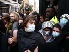 Manifestantes con keffiyeh se unen para tratar de impedir que la gente asista a la visita de Tommy Robinson a Oxford Union, mientras los pubs cierran temprano las ventanas en medio de advertencias de “inestabilidad”