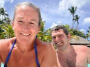 La madre británica, de 54 años, ‘olió algo quemado’ mientras estaba tumbada junto a la piscina con su hijo en un resort de República Dominicana… solo para darse vuelta y descubrir que estaba en llamas.