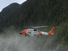 Miembros de la tripulación de la Guardia Costera de EE. UU. encontrados con un helicóptero estrellado en las afueras de una remota ciudad de Alaska fueron trasladados al hospital