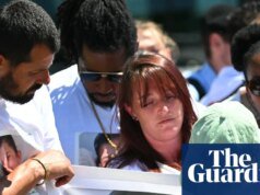 Miles de personas marchan por el asesinato de una colegiala francesa después de que la policía no interrogara a los sospechosos Francia