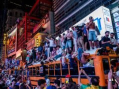 La celebración del campeonato de la NBA de los Knicks se convirtió en un caos cuando la policía de Nueva York realiza arrestos