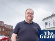 ‘Directamente desde Trumpland’: miembros LGBTQ+ luchan por el orgullo después de la prohibición de la biblioteca de Essex | Derechos LGBTQ+