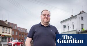 ‘Directamente desde Trumpland’: miembros LGBTQ+ luchan por el orgullo después de la prohibición de la biblioteca de Essex | Derechos LGBTQ+