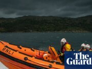 Un adolescente rescata a dos hombres que se cayeron de un bote inflable de juguete frente a la Isla de Skye, Escocia