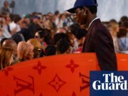 Louis Vuitton lleva la playa a París con un calor de 40 grados centígrados Louis Vuitton