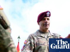 El máximo general del ejército que fue el último soldado estadounidense en abandonar Afganistán renunció repentinamente al ejército estadounidense.