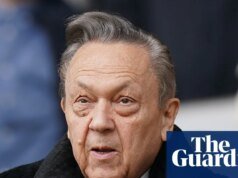 El regulador del fútbol David Sullivan podría verse obligado a vender su participación en el West Ham David Sullivan
