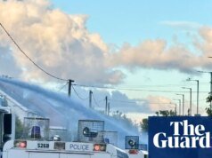 La policía usa cañones de agua contra los alborotadores en Irlanda del Norte Noticias del Reino Unido