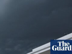 La junta directiva del Kennedy Center, elegida personalmente por Trump, ha hecho un último esfuerzo para mantener su nombre Donald Trump.