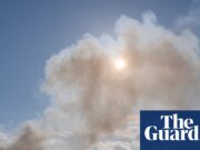 Decenas de bomberos combaten un gran incendio en un centro de reciclaje en el sur de Londres Londres