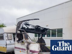 ‘Como si hubiera estallado una bomba’: el presunto incendio provocado alimenta los disturbios en Glastonbury | noticias del reino unido