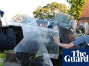 Los manifestantes chocan con la policía para protestar por el asesinato de Henry Novak en Southampton Southampton