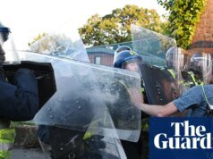 Los manifestantes chocan con la policía para protestar por el asesinato de Henry Novak en Southampton Southampton