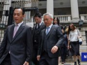 El administrador de una finca dañada por el incendio de Hong Kong acude a los tribunales por la fecha límite para reunirse con los propietarios