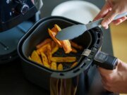 4 utensilios de cocina que podrían agregar microplásticos a cada alimento que cocines