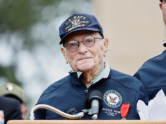 Veterano de la Segunda Guerra Mundial lee la carta del Día D en la ceremonia del 82 aniversario de Normandía