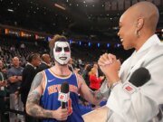 La estrella de la WWE Danhausen celebra después de poner fin a la sequía de títulos de 53 años de los Knicks