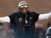 Deion Sanders anunció que está libre de cáncer y listo para la temporada de fútbol de Colorado