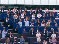 El Parlamento Europeo aprueba la enmienda sobre el retorno de inmigrantes de la UE en medio de cánticos caóticos