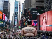 En vísperas de la salida a bolsa de SpaceX, los manifestantes asan el crecimiento con un inflable gigante de Elon Musk
