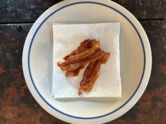 He encontrado la forma más rápida y limpia de hacer tocino (sin estufa, horno ni microondas)