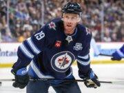 Jonathan Toews se retira oficialmente después de 16 temporadas en la NHL y tres Copas Stanley