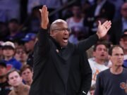 El entrenador de los Knicks, Mike Brown, criticó a los árbitros después de perder el tercer juego ante los Spurs.