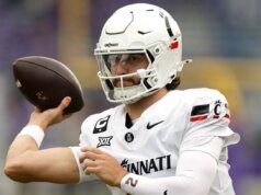Brendan Soursby, clasificado para los 12 grandes de la NCAA, sale a la cancha contra Texas Tech
