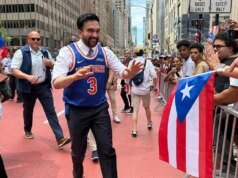El alcalde de Nueva York, Zohran Mamdani, celebra con los campeones de los Knicks en un desfile local
