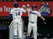 Los Rangers reciben importantes refuerzos antes del final de la serie contra los Angelinos