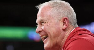 Le guste o no a Yurachek, los Razorbacks están a merced del acuerdo televisivo