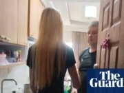 La amiga de una adolescente tailandesa presuntamente asesinada por un australiano visita su condominio después de su desaparición Tailandia