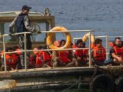 Barco chino de solicitantes de asilo interceptado frente a la costa de Queensland plantea dudas sobre la seguridad fronteriza de Australia