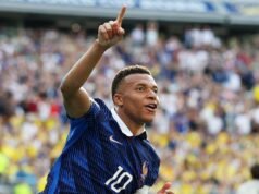Kylian Mbappé le pisa los talones a Lionel Messi cuando Francia anotó sensacionalmente una victoria por 3-0 sobre Suecia para superar a Argentina en la tabla de goles de la Copa Mundial.
