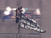Escenas salvajes del dúo enmascarado llevando el Empire State Building a lo más alto y ondeando pancartas de amor y paz.