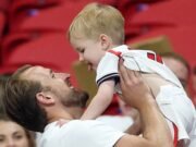 ¡Un beso para Ken! El capitán salvador de Inglaterra celebra con su familia mientras los WAG felicitan a los Tres Leones por su regreso contra la República Democrática del Congo.
