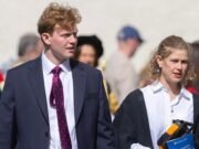 ¡Felicitaciones, Lady Louise Windsor! Sophie y el Príncipe Eduardo posan con orgullo en nuevos retratos oficiales con la joven de 22 años mientras se gradúa en St Andrews frente al rumoreado novio Felix Robert da Silva-Clamp.