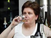 Vino blanco al sol: Nicola Sturgeon deja sus problemas a un lado y disfruta de una bebida con un amigo abogado de derechos humanos después de huir de Escocia a Londres, como aparece en la foto por primera vez desde que su exmarido fue encarcelado por malversar £400.000 SNP.
