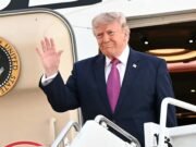 ¡Taylor, toma nuestra cerveza! Trump abre el discurso de America 250 con los recién casados Bettina y Don Jr. y su hija Tiffany después de un dramático sobrevuelo del Monte Rushmore.