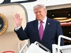 ¡Taylor, toma nuestra cerveza! Trump abre el discurso de America 250 con los recién casados Bettina y Don Jr. y su hija Tiffany después de un dramático sobrevuelo del Monte Rushmore.
