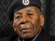El veterano jamaicano de la Segunda Guerra Mundial que mintió sobre su edad para unirse a la RAF a los 16 años fue enterrado con una banda de jazz después de su muerte a los 100 años.