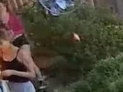 Un trío de niñas de California se filmaron arrojando fuegos artificiales encendidos a la ventana de la habitación de un bebé después de escuchar el ladrido de un perro.