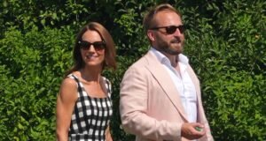 ¡La Princesa Polo ha vuelto! Kate usa un vestido de cuadros de verano para animar a William antes de su partido benéfico