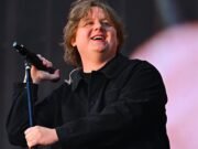 Lewis Capaldi bromea que la multitud “va a abandonar” su programa principal de BST para el partido de Inglaterra e insta a los fanáticos a quedarse hasta el final.