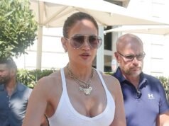 Jennifer López luce informal con una chaqueta blanca ajustada antes de ponerse una blusa y pantalones cortos mientras disfruta de un día con su hermana en París.