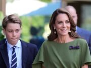 ¡Juega, prepárate y disfruta de un día real! Kate luce radiante vestida de verde en Wimbledon mientras se une a William, George y Charlotte en la cancha central para ver la final masculina.