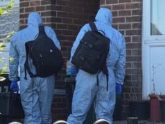 La policía registró la casa de un hombre arrestado en Rotherham por el asesinato de Anne Widdecombe, mientras los vecinos dicen que los agentes rodearon la propiedad una hora antes del partido de cuartos de final de la Copa Mundial de Inglaterra.